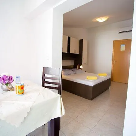Dana Apartment *